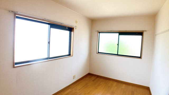 コート半田東B棟の洋室