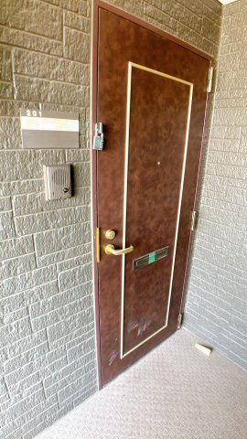 コート半田東B棟の玄関