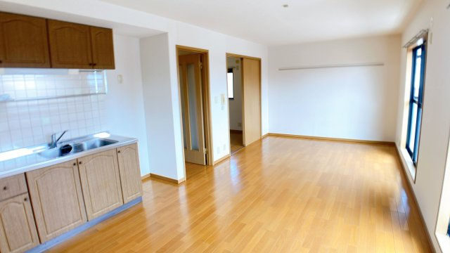 コート半田東B棟の居間・リビング