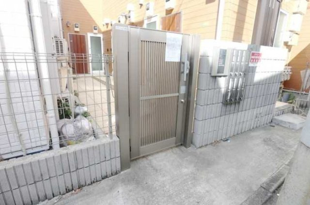 サークルハウス三宿弐番館　ネット無料　敷金0　室内洗濯機置き場のエントランス