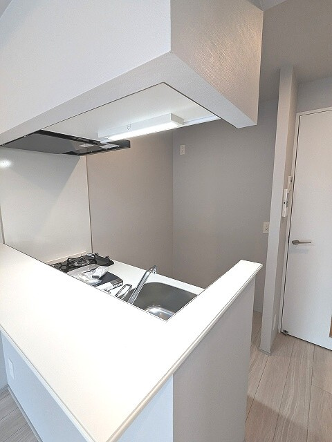 OPEN BLOOM ASAKUSABASHIの設備|冷蔵庫や食器棚等配置しやすい空間です、ガス2口システムカウンターキッチン、瀟洒でお手入れ楽なガラストップコンロ