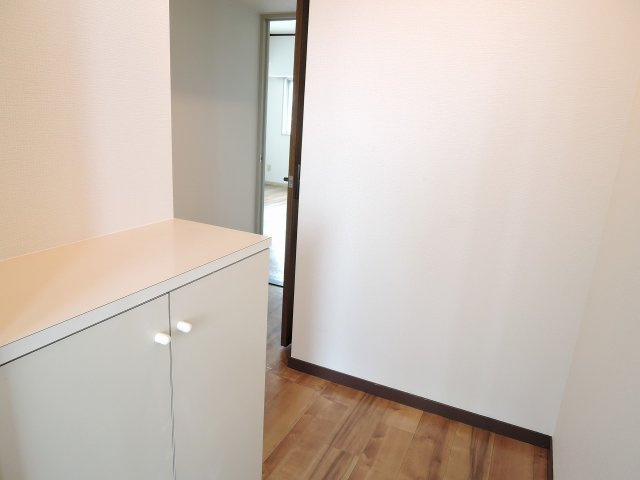 オリエンタル小倉北第二の玄関|収納もある玄関です