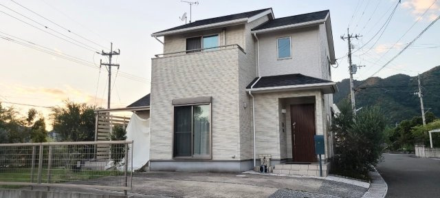 福岡県粕屋郡久山町狩野 中古戸建の外観|キレイな外観です。4台駐車可