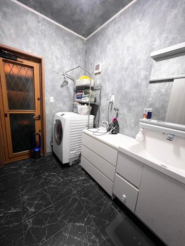 福岡県粕屋郡久山町狩野 中古戸建の洗面所|お洒落な床に壁紙です