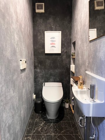 福岡県粕屋郡久山町狩野 中古戸建のトイレ|グレーで落ち着いたトイレです