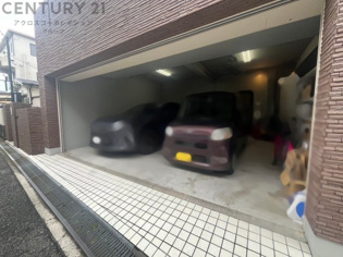 駐車場は並列2台可能。
