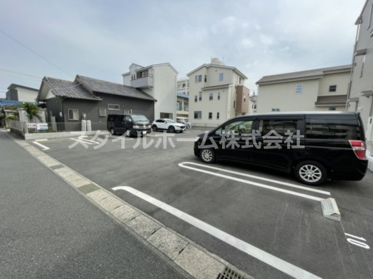 エレガンス草間の駐車場|カースペースがあります