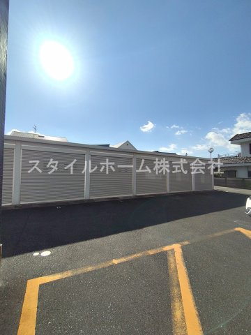 ルネス小松の駐車場