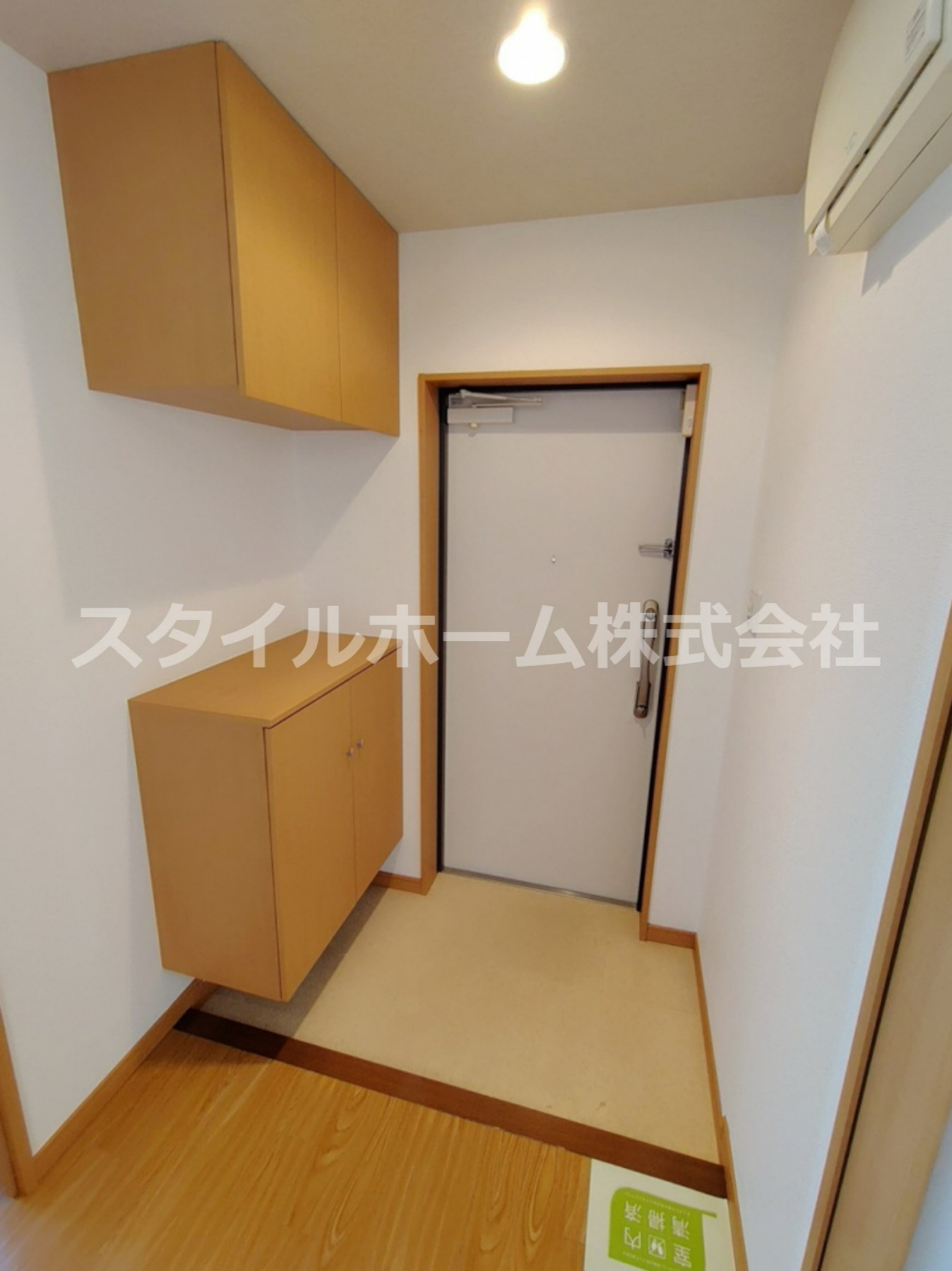 ルネス小松の玄関|別部屋写真です。