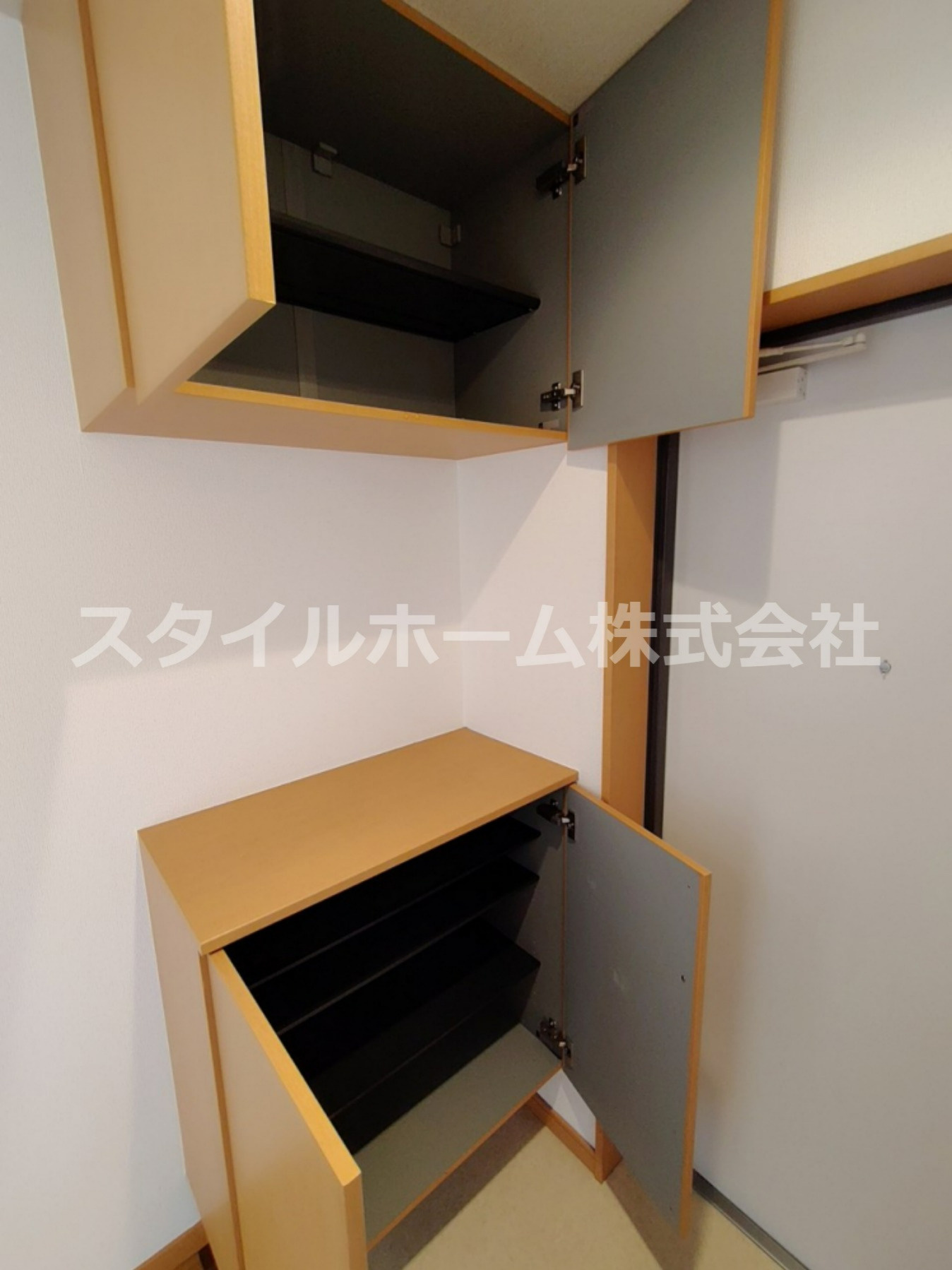 ルネス小松の玄関|別部屋写真です。