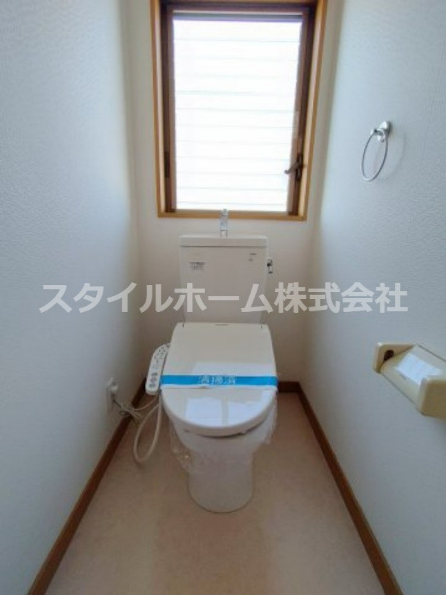 ルネス小松のトイレ|別部屋写真です。