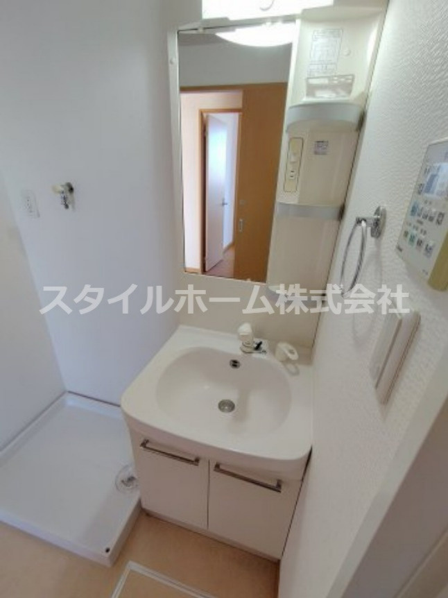 ルネス小松の独立洗面台|別部屋写真です。