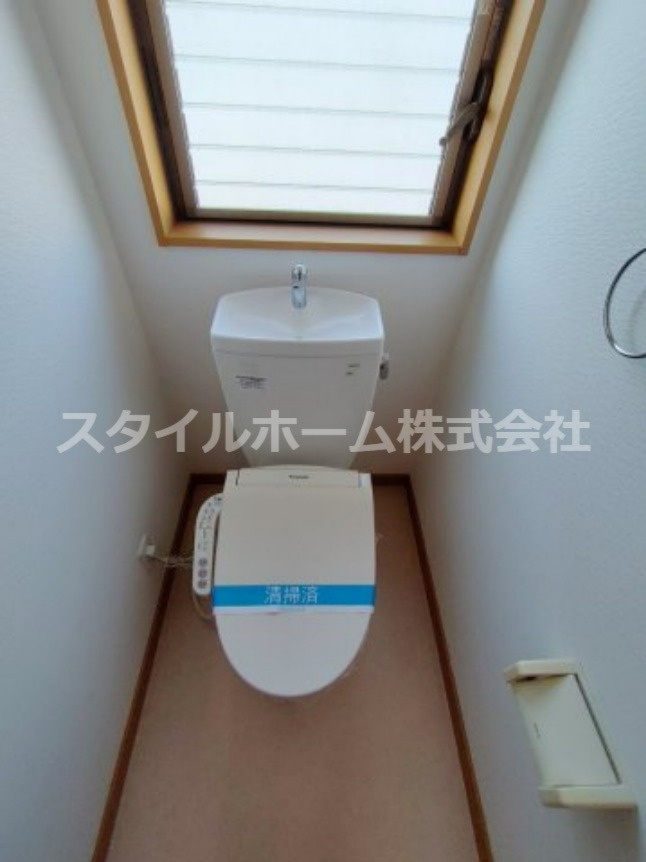 ルネス小松のトイレ|別部屋写真です。