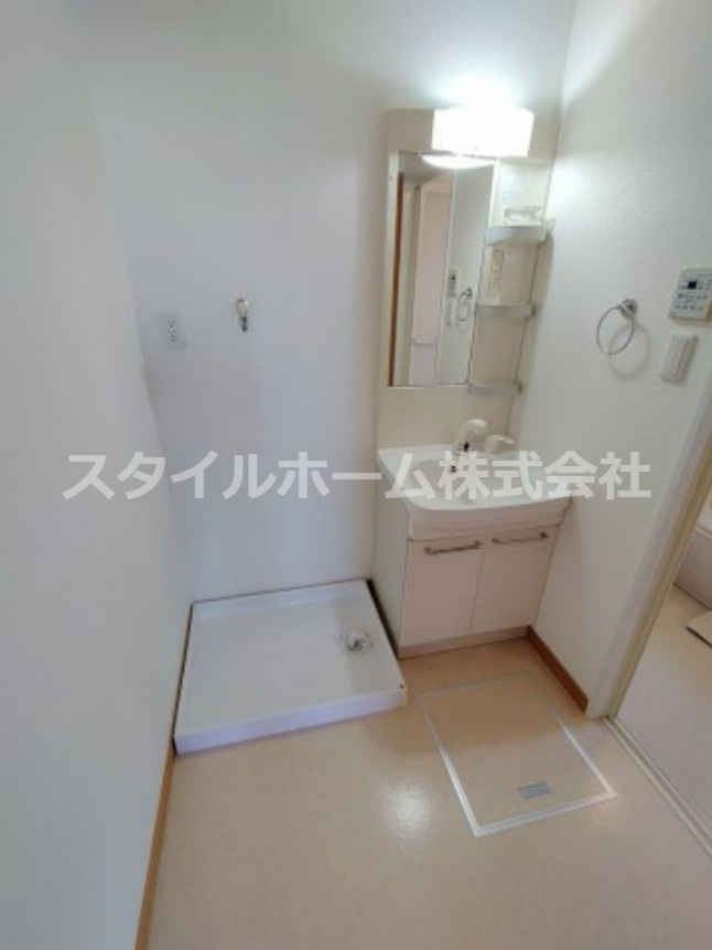 ルネス小松の洗面所|別部屋写真です。