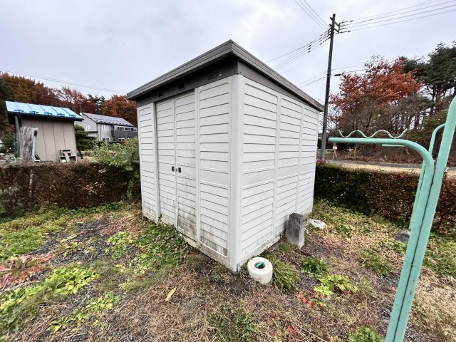三戸郡階上町大字道仏字耳ケ吠の前面道路含む現地写真|【リフォーム前】4台駐車可能です。