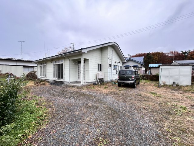 三戸郡階上町大字道仏字耳ケ吠の前面道路含む現地写真|【リフォーム前】住宅南側の駐車スぺース