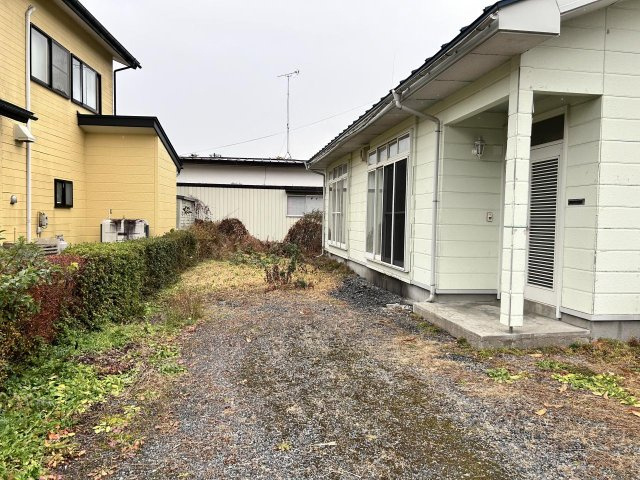 三戸郡階上町大字道仏字耳ケ吠の前面道路含む現地写真|【リフォーム前】住宅南側の駐車スぺース