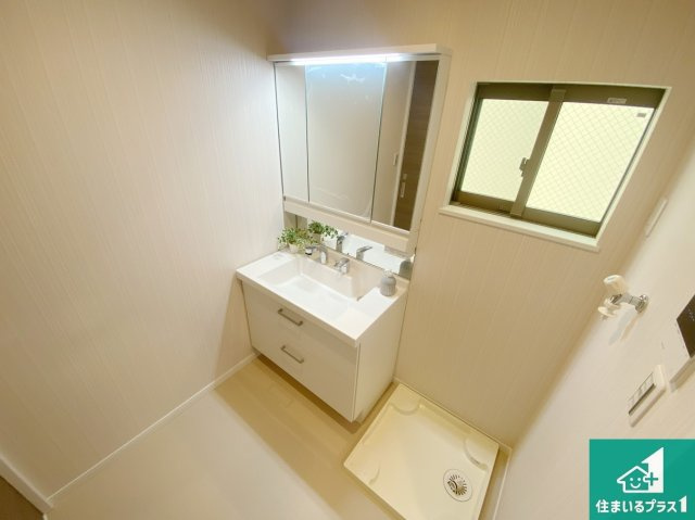 大阪市大正区小林東　中古一戸建の独立洗面台|清潔感のある洗面台です。フラットな鏡は掃除がしやすく毎日清潔！鏡裏には収納があるのでスッキリとした洗面台が保てます。