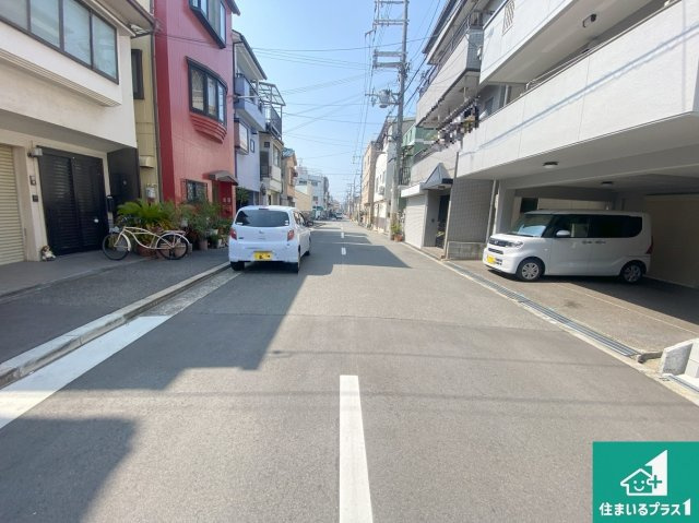 大阪市大正区小林東　中古一戸建の前面道路含む現地写真|周辺は閑静な住宅街！前面道路広々で車の出し入れも便利です。駐車が苦手な方でも安心して車庫入れできます！