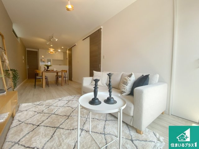 大阪市大正区小林東　中古一戸建の居間・リビング|日当たり良好の明るいリビングで朝の目覚めもスッキリできそう！対面キッチンでご家族のコミュニケーションも自然と増える設計！小さなお子様が遊ぶスペースを作っても広々とくつろげるLDK！