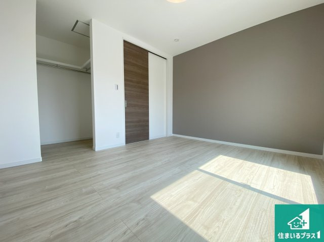 大阪市大正区小林東　中古一戸建の洋室|シンプルな洋室は、自分好みのインテリアが楽しめます♪ご家族とインテリアや家具を選びに行くのは購入時の醍醐味の一つです。ぜひお楽しみください♪