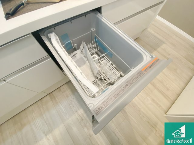 大阪市大正区小林東　中古一戸建の設備|食事後の一仕事、食器洗いをボタン一つでお任せできちゃいます！場所を取らないビルトイン式なので、お料理スペースもしっかり確保！

