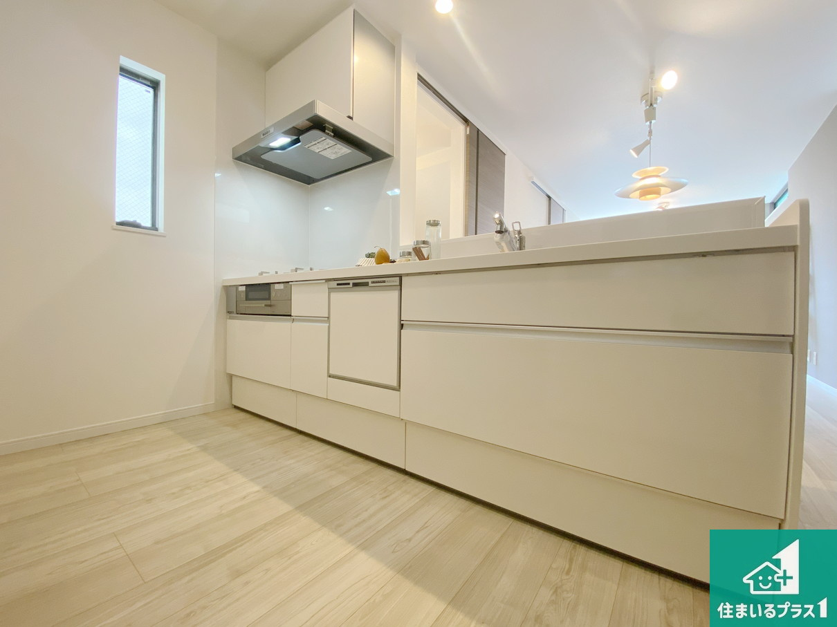 大阪市大正区小林東　中古一戸建のキッチン|豊富な収納力！浄水器付きキッチン！お子さまの様子を見ながらお料理を楽しむことができますね。家族のコミュニケーションが増え会話もはずみそう！