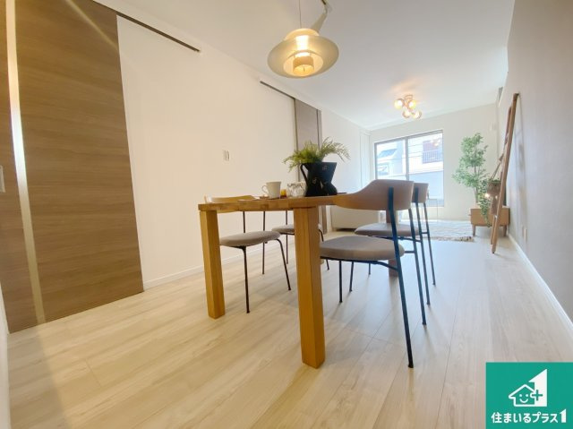 大阪市大正区小林東　中古一戸建の居間・リビング|太陽の光が差し込むとっても明るいリビング！思わず微笑みたくなる居心地の良さ。家族団らんの時間も増えそうなくつろぎのＬＤＫで、住む人のこだわりを活かすゆとりある空間♪