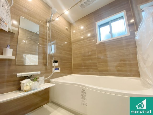 大阪市大正区小林東　中古一戸建の浴室|足をゆったり伸ばして一日の疲れを癒してくれる浴槽。窓は少し高めに設置することで、外部からの視線も気にならない設計にし、かつ差し込む光が明るく穏やかな雰囲気にしてくれます！