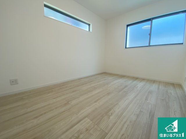 大阪市大正区小林東　中古一戸建の洋室|ナチュラル感のある洋室は、自分好みのインテリアが楽しめます♪ご家族とインテリアや家具を選びに行くのは購入時の醍醐味の一つです。ぜひお楽しみください♪【現地写真】