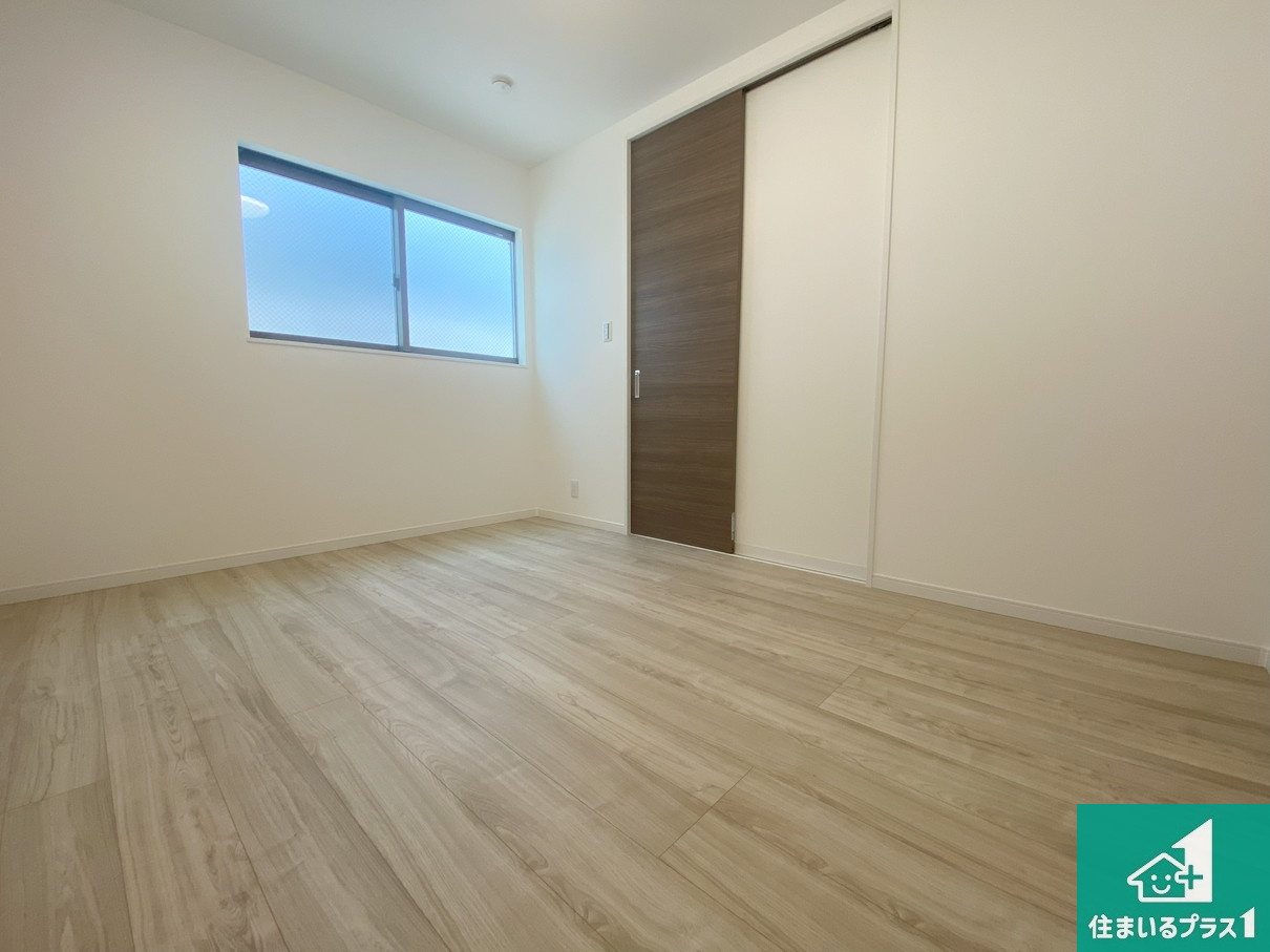 大阪市大正区小林東　中古一戸建の洋室|寝室は心地よい眠りについてもらいたくて、シンプルでかつ開放的な空間に！大きな窓から差し込む朝日が、すっきりとした目覚めをサポートします。【現地写真】