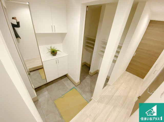 大阪市大正区小林東　中古一戸建の玄関|シューズクローゼットにはたくさんの靴が収納できるので玄関周りはいつもスッキリ！コの字型のスペースにはオシャレな小物を置くと玄関が華やかに♪【現地写真】