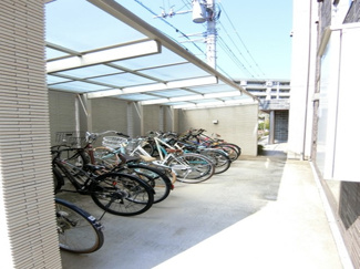 【その他共用部分】 | 屋根付きの駐輪場で雨が降っても大切な自転車が濡れなくてすみますね♪駅まで自転車もおすすめです！