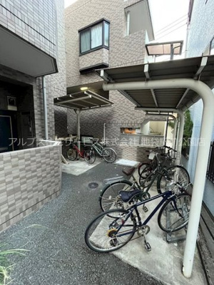 【駐車場】 | メゾンアッシュ・デ・ファミーユ　※3/31退去 | 敷地内に自転車置き場があります(^^)/