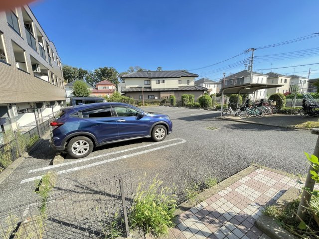 チャームテラス222Eの駐車場