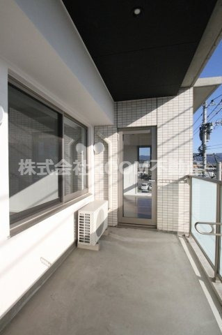 La ville nord hillsのバルコニー|外からの目が気にならないバルコニーで洗濯物が干せます