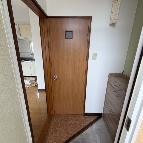 ハイツモトの玄関