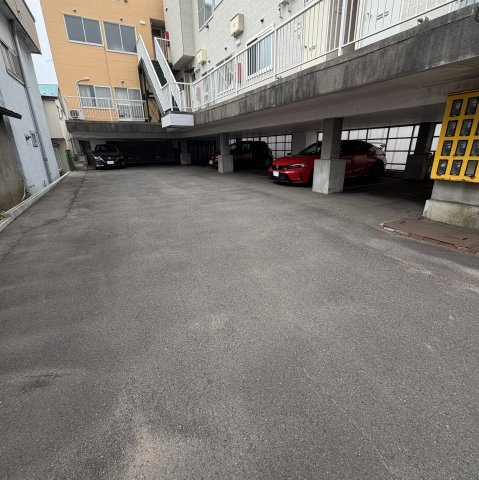 ハイツモトの駐車場