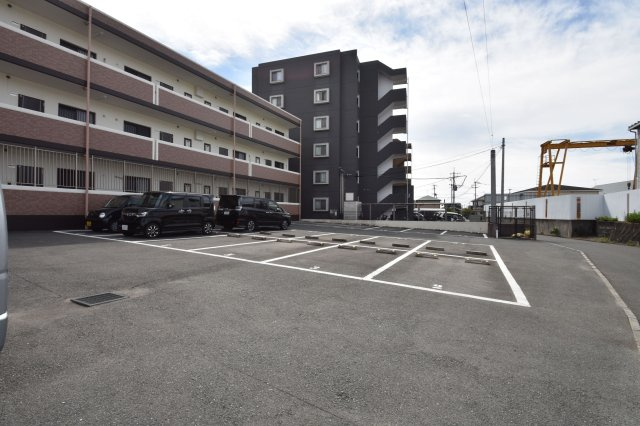 ドゥブラン上津の駐車場|駐車スペースもあります☆