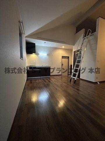 仲介手数料０円！金山BASEの居間・リビング