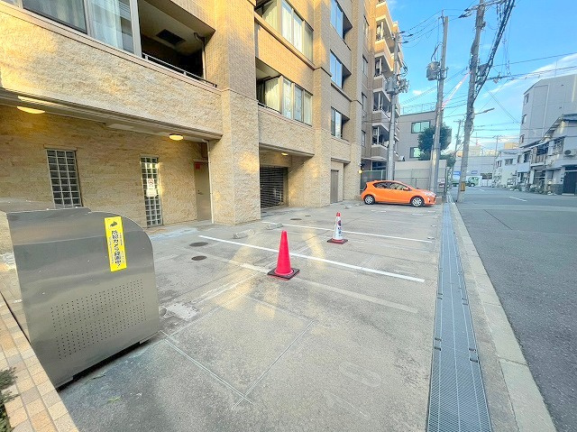 アトリア新大阪の駐車場