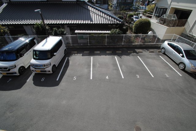 モントーレヒルズ東櫛原の駐車場