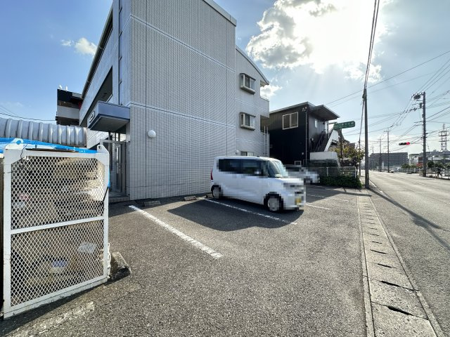 ロイヤル西御座の駐車場