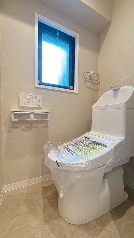 【トイレ】 | ライオンズマンション薬院第2 | 手洗い一体型のトイレは節水効果があり、環境にもお財布にも優しい人気のタイプです。もちろんウォシュレット機能も完備しています。