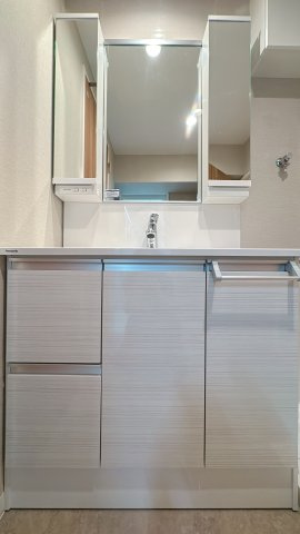 【独立洗面台】 | ライオンズマンション薬院第2 | 大きな鏡と明るい照明が、今日の始まりをさわやかにしてくれます。