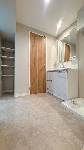 【脱衣所】 | ライオンズマンション薬院第2 | 脱衣所として十分なスペースを確保。白でまとまった清潔感あふれる空間です。