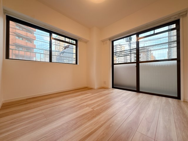 【洋室】 | ライオンズマンション薬院第2 | 一人ひとり快適な空間は違うからこそ、家具の配置もアレンジしやすいシンプルなデザインに。