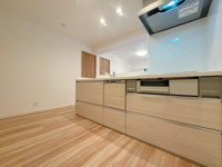 【キッチン】 | ライオンズマンション薬院第2 | 機能性とデザイン性を両立させた、リノベーション物件ならではの素敵なキッチン。立ってみるとそれがよく分かります♪