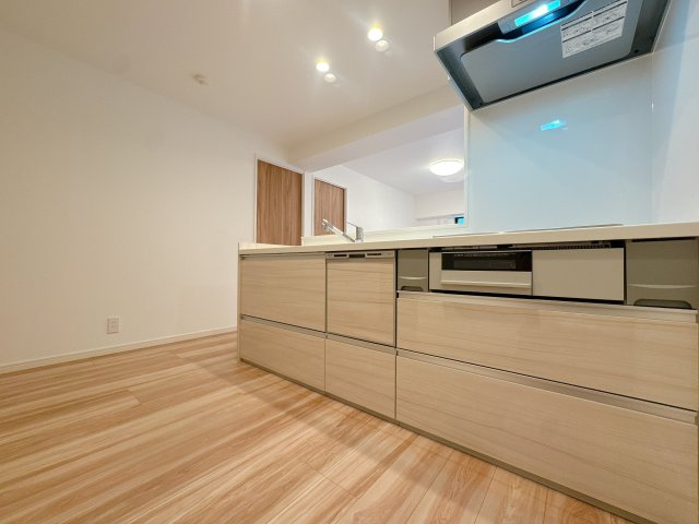【キッチン】 | ライオンズマンション薬院第2 | 機能性とデザイン性を両立させた、リノベーション物件ならではの素敵なキッチン。立ってみるとそれがよく分かります♪