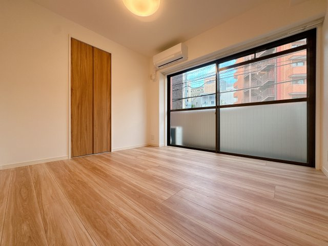 【洋室】 | ライオンズマンション薬院第2 | ふとのぞく、窓からの景色にホッとする。窓はときに、いろんな表情をみせます。